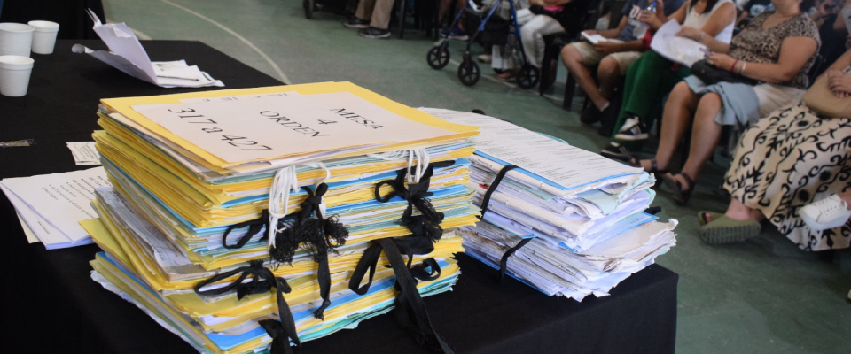 Acto de firma de 427 escrituras para familias de Berisso